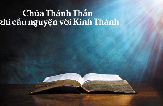 Chúa Thánh Thần khi cầu nguyện với Kinh Thánh