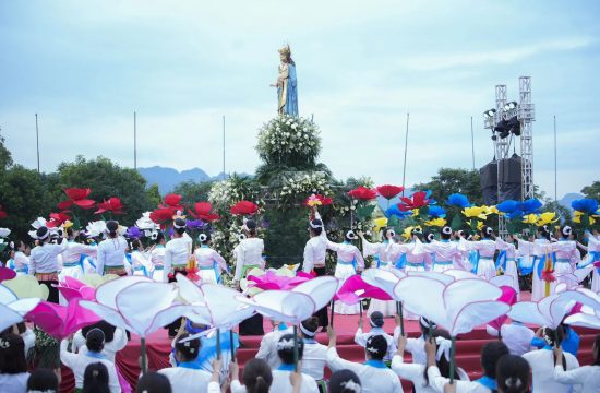 Hơn 11.000 người tham dự đồng tiến dâng hoa Sở Kiện năm 2024