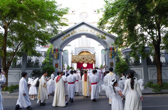 Cộng đoàn Nhà Mẹ Dòng Mến Thánh Giá Hà Nội đón Thánh Thể Chúa