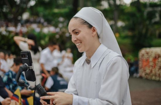 Sơ Paula Blum với sứ vụ phục vụ Chúa trong ngành nha sĩ và mạng xã hội