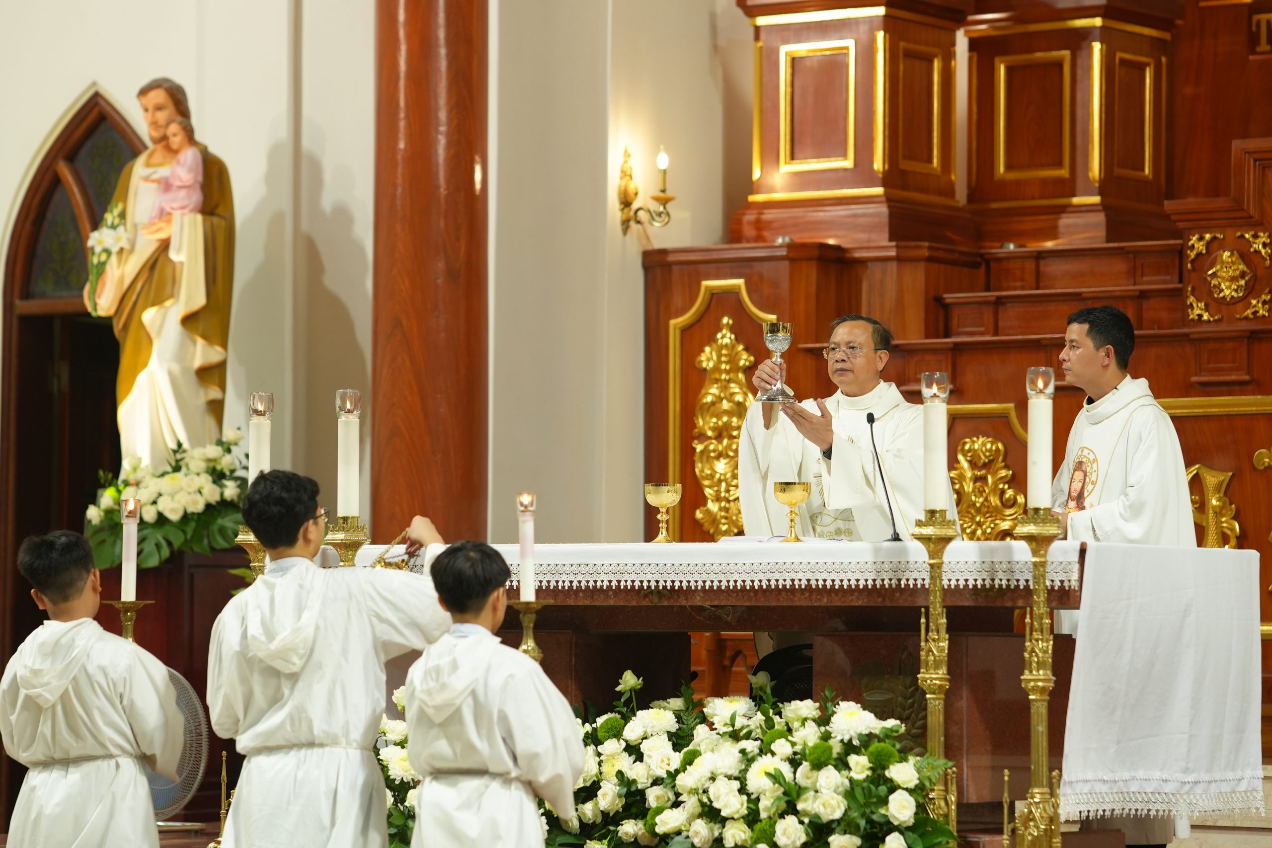 Cộng đoàn Mến Thánh Giá Phủ Lý: Hân hoan mừng lễ quan thầy Đức Trinh Nữ Ma-ri-a Nữ Vương