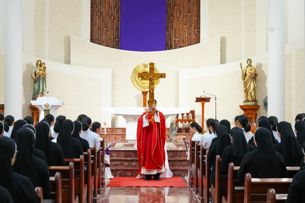 Cộng đoàn Nhà Mẹ Dòng MTGHN cử hành nghi thức tưởng niệm cuộc Thương Khó của Chúa Giêsu Kitô