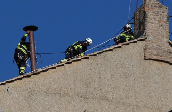 Vatican lắp ống khói trên Nhà nguyện Sistine chuẩn bị Mật nghị bầu Giáo hoàng