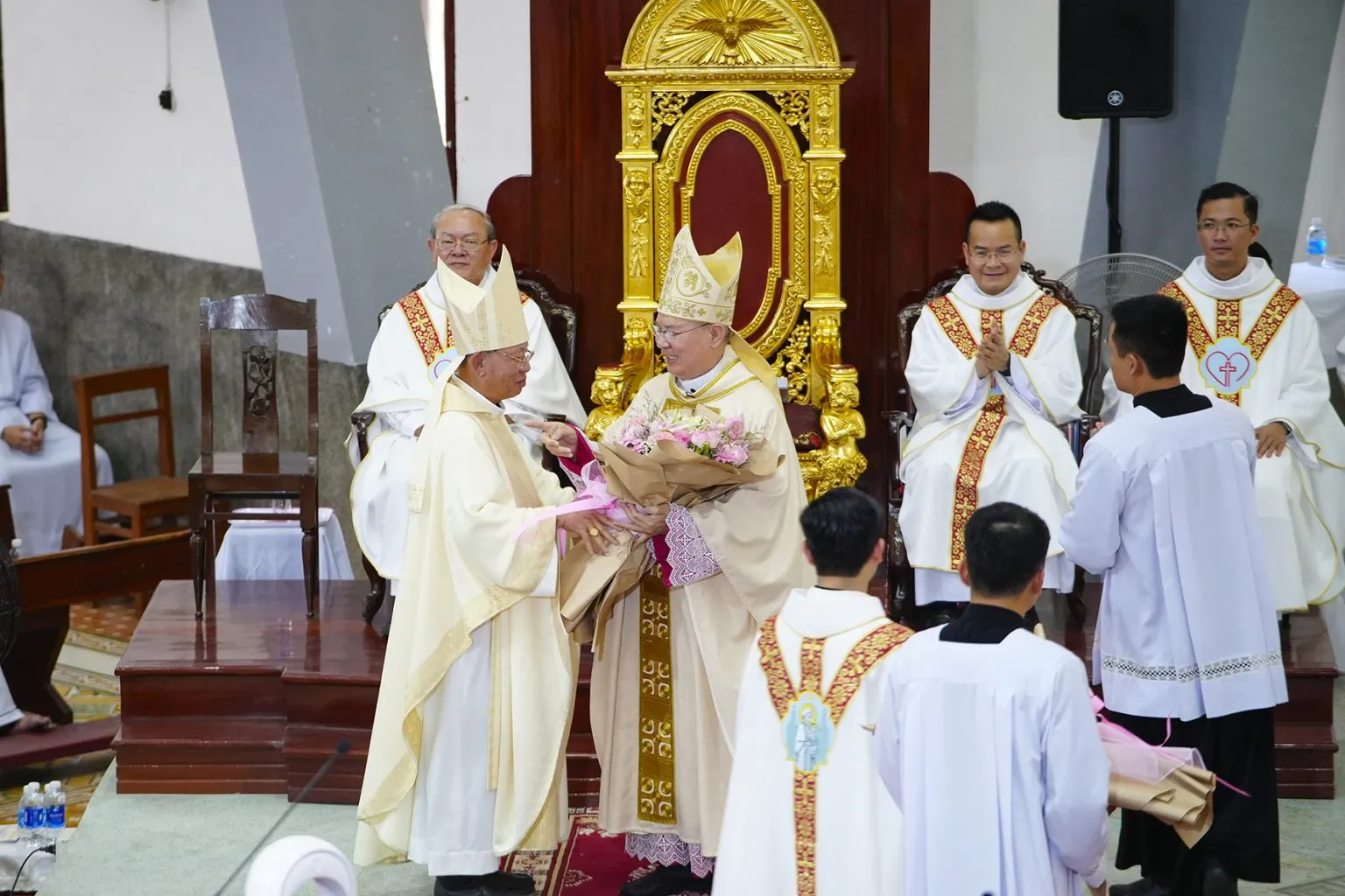 TGP Hà Nội chung chia niềm vui trong Thánh lễ khởi đầu sứ vụ Tổng Giám mục TGP Huế của Đức cha Giu-se Đặng Đức Ngân