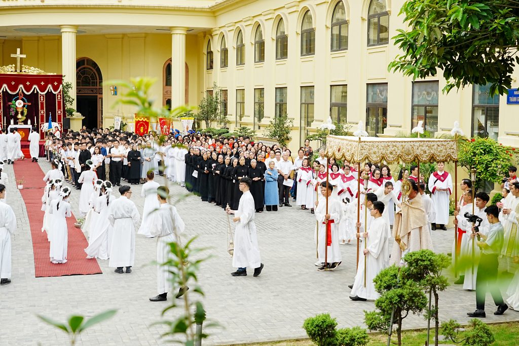 Dòng Mến Thánh Giá Hà Nội: Hiệp thông trong Đại lễ Kính Mình Máu Thánh Chúa Dòng Mến Thánh Giá Hà Nội: Hiệp thông trong Đại lễ Kính Mình Máu Thánh Chúa