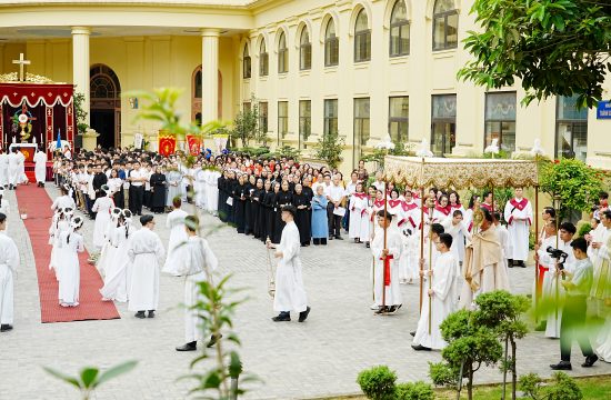 Dòng Mến Thánh Giá Hà Nội: Hiệp thông trong Đại lễ Kính Mình Máu Thánh Chúa